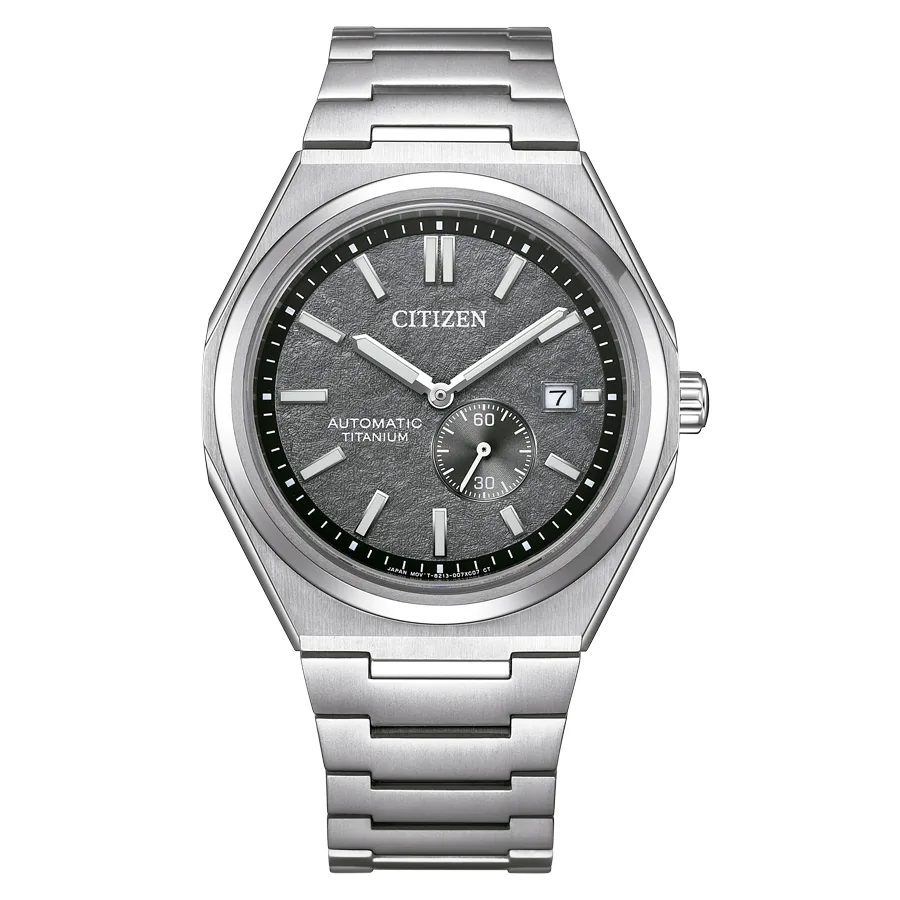 Vista frontal centrada del reloj, esfera gris texturizada y brazalete metálico sobre fondo blanco.