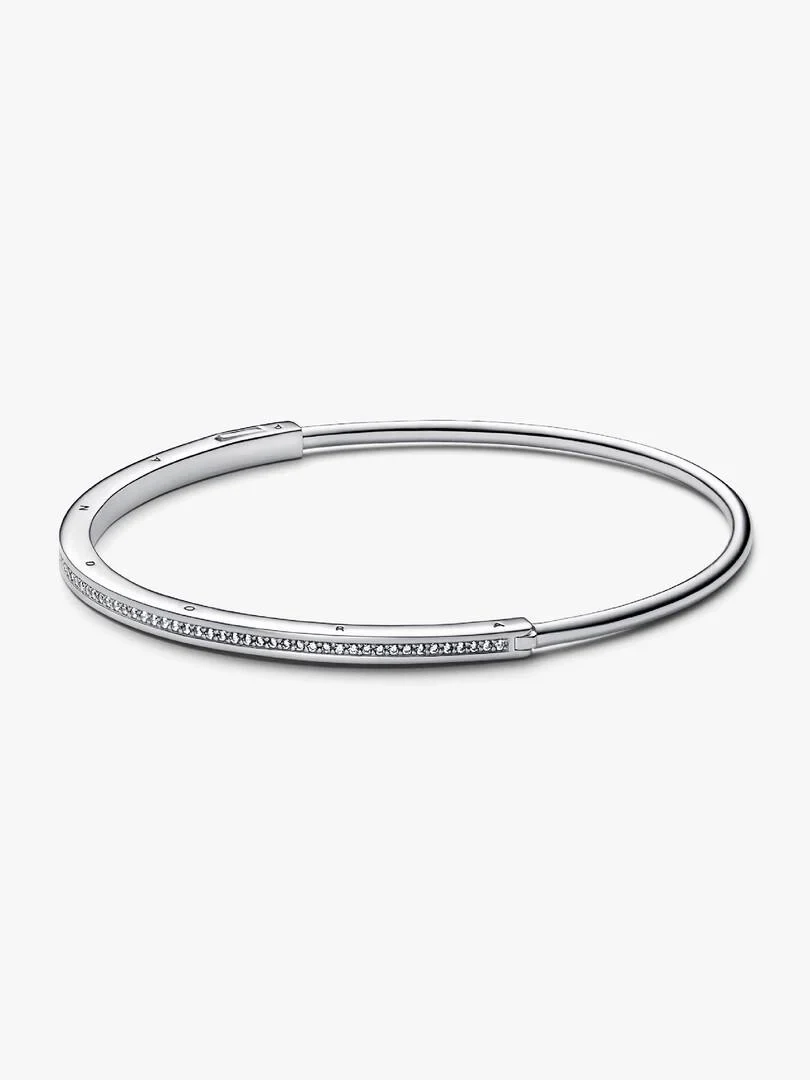 Pulsera rígida de plata vista en ángulo lateral sobre fondo blanco, mostrando el canal de circonitas pavé.