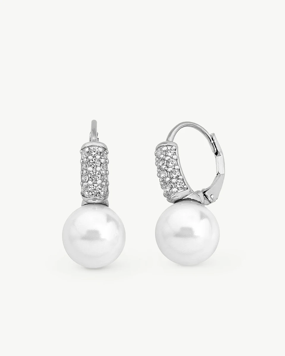 Vue de face des boucles d'oreilles créoles avec perles et zircons sur fond blanc pur.