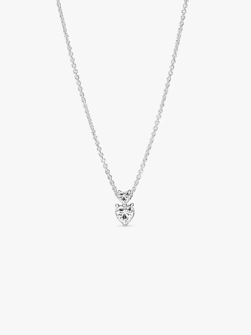 Collier en argent avec pendentifs cœur, vue de face sur fond blanc pur.
