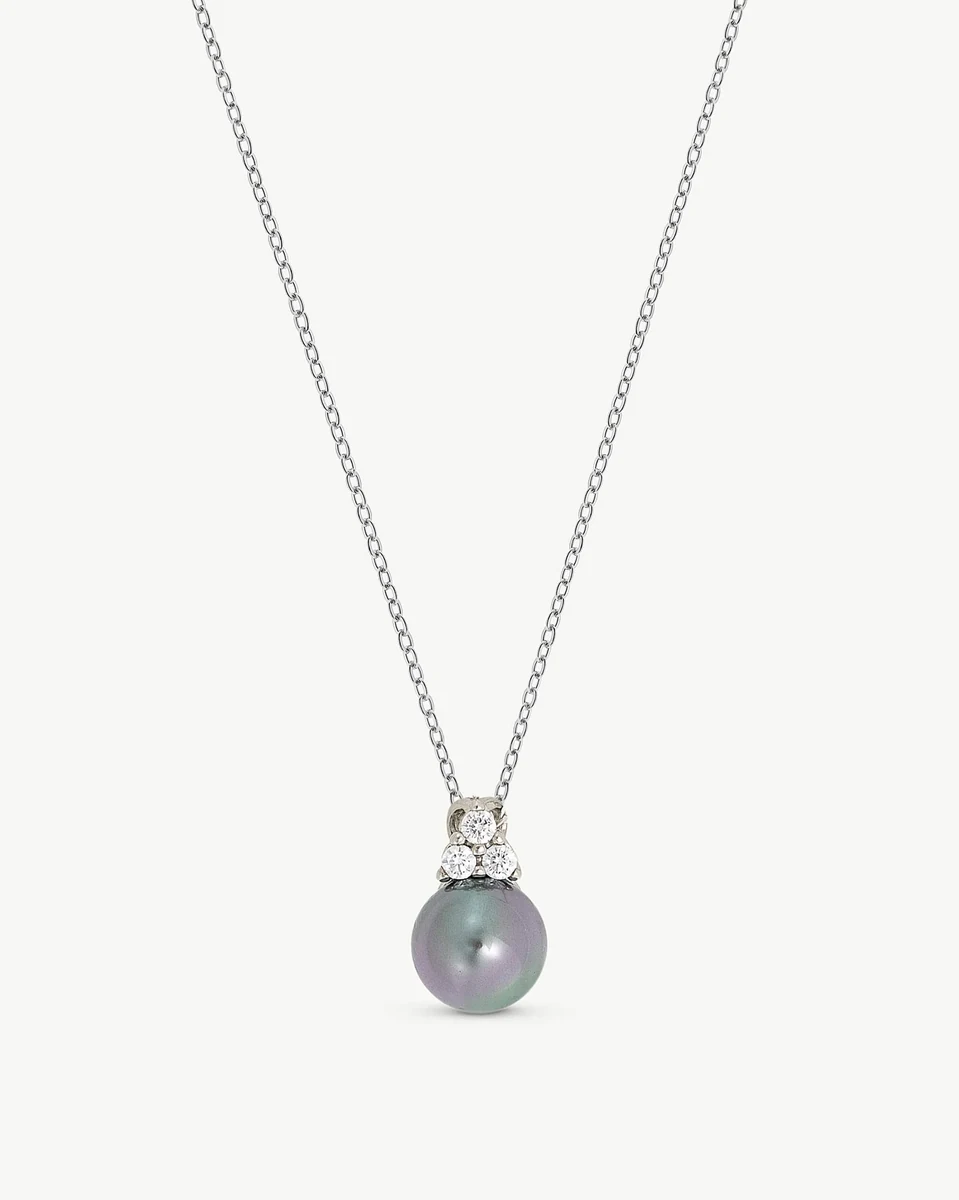 Collier avec pendentif en perle grise et zircons, vue de face sur fond blanc pur.