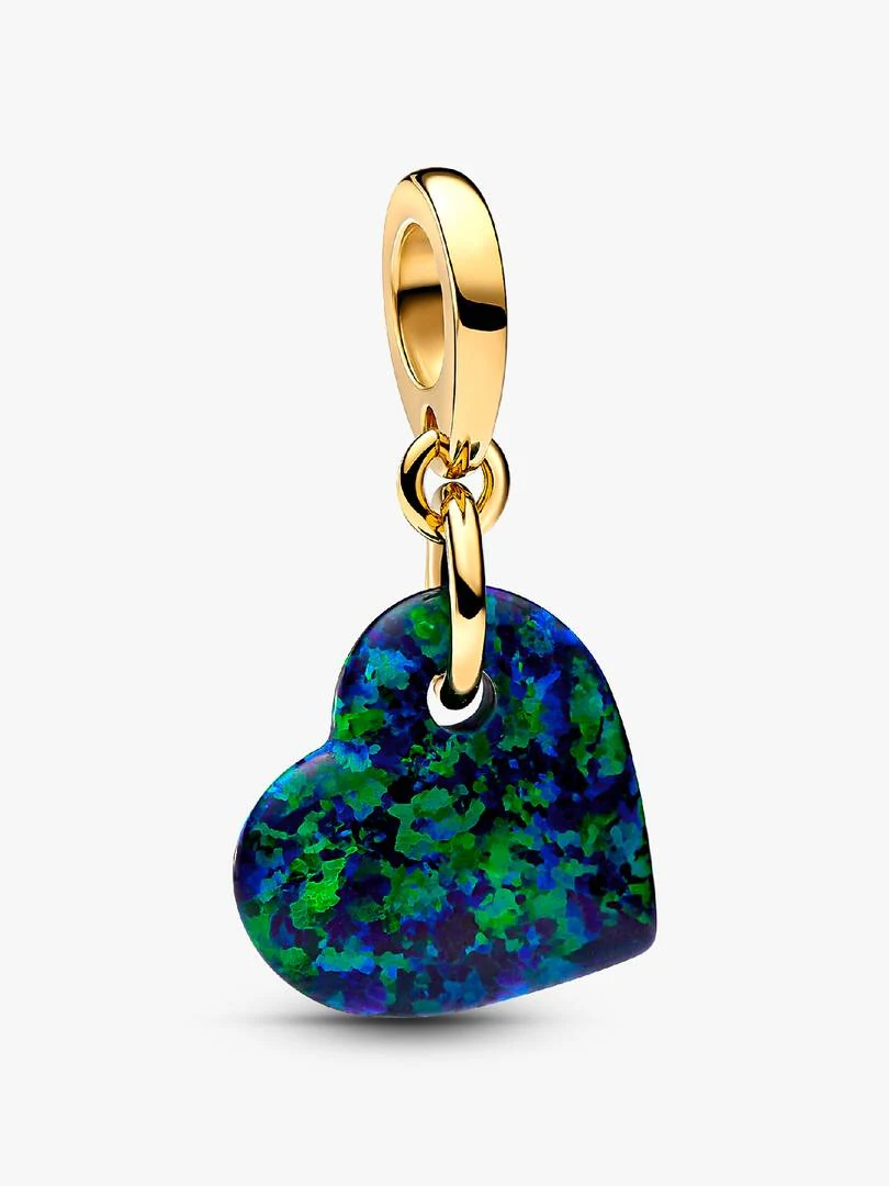 Vooraanzicht van groene opaal hart charm met 14k goudkleurige afwerking op witte achtergrond.