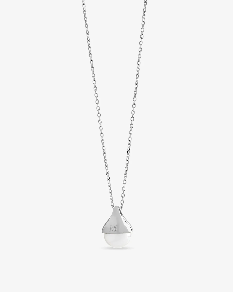Collier avec pendentif en perle blanche sur fond blanc, vue frontale centrée.
