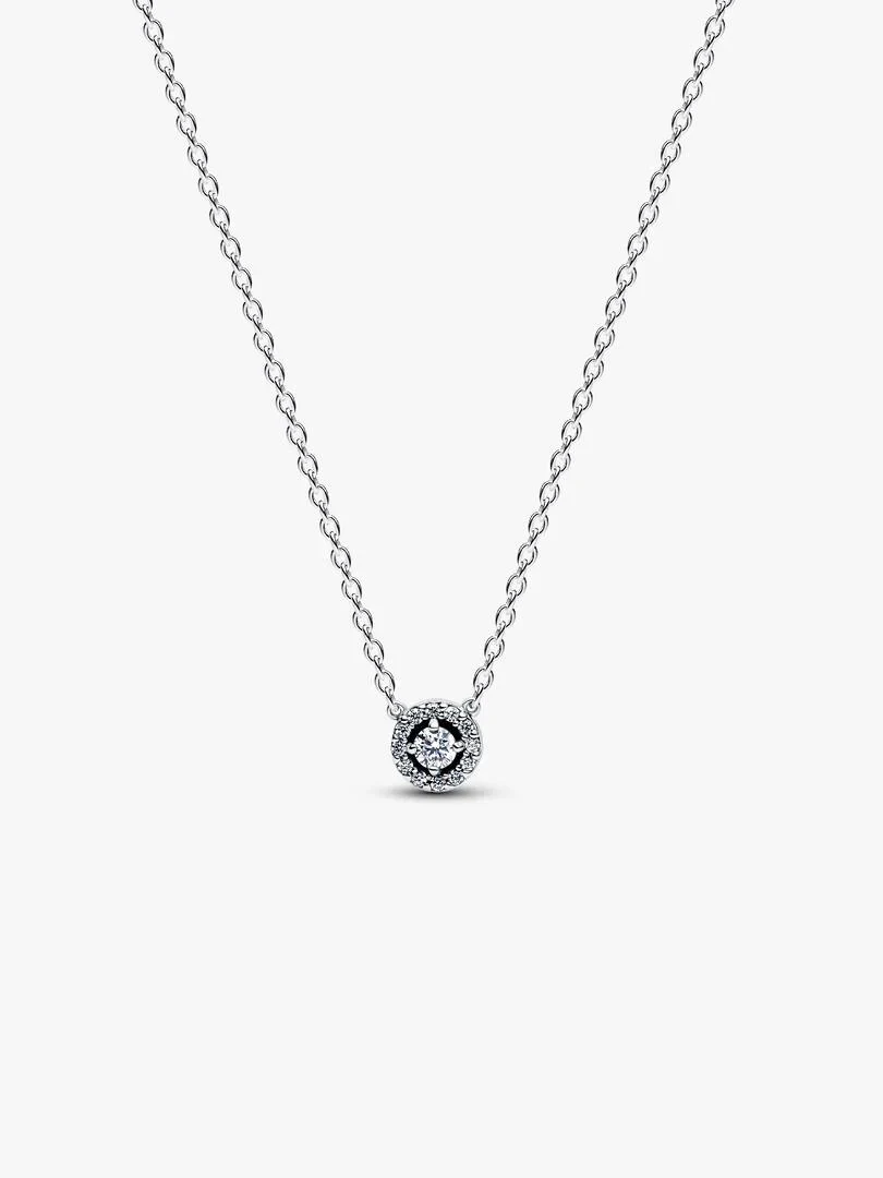 Collier en argent avec pendentif rond pavé, vue de face sur fond blanc.