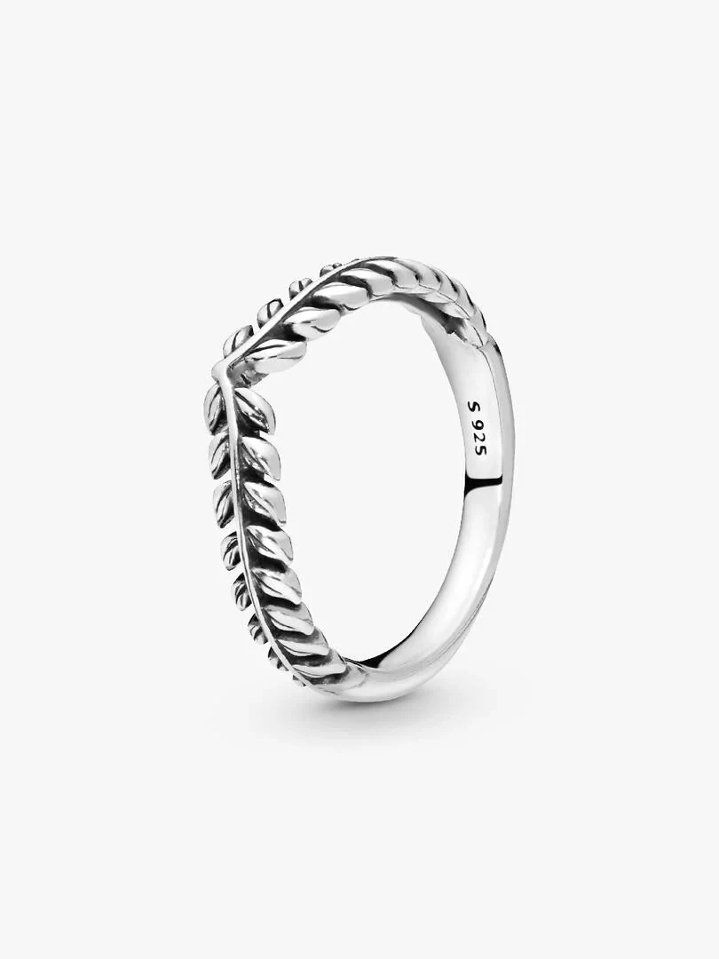 Zilveren ring met verstrengd bladerenontwerp, zijaanzicht op een witte achtergrond.