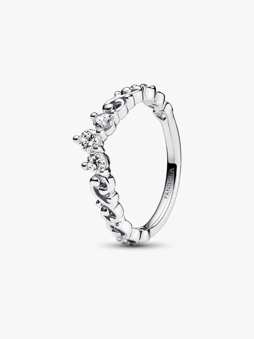 Anillo de plata con diseño de tiara y tres circonitas, vista lateral en ángulo sobre fondo blanco.