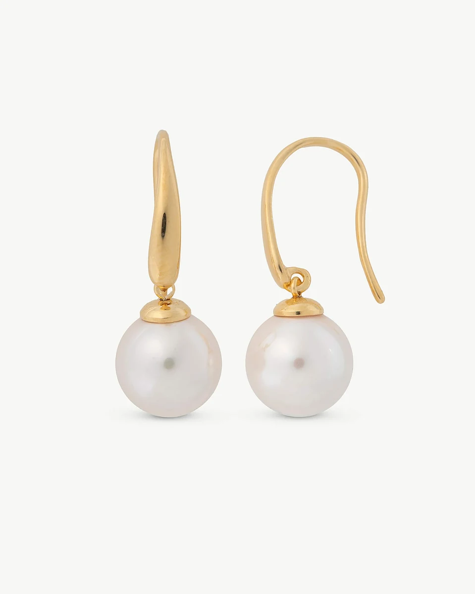 Vooraanzicht van pareloorbellen, witte achtergrond, ooghoogte-opname.