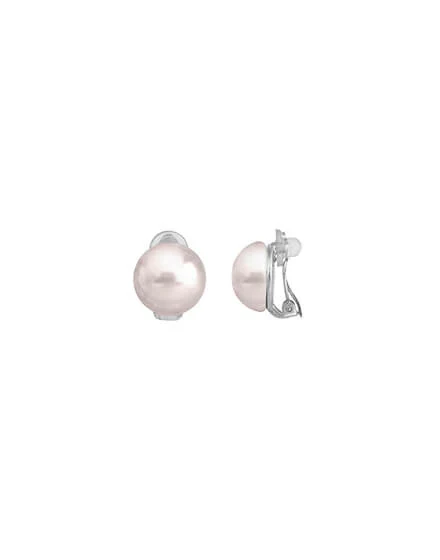 Vue de face et de profil des boucles d'oreilles demi-perle rose sur fond blanc.