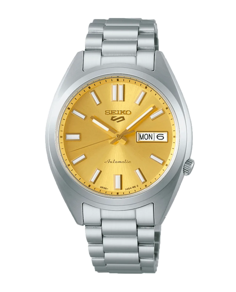 Vista frontal del reloj con esfera champán y brazalete de acero inoxidable, fondo blanco.