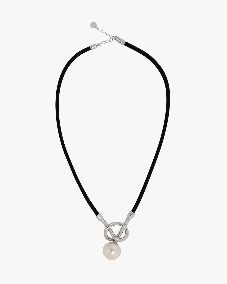 Collier en cuir noir avec perle blanche, vue frontale complète sur fond blanc.