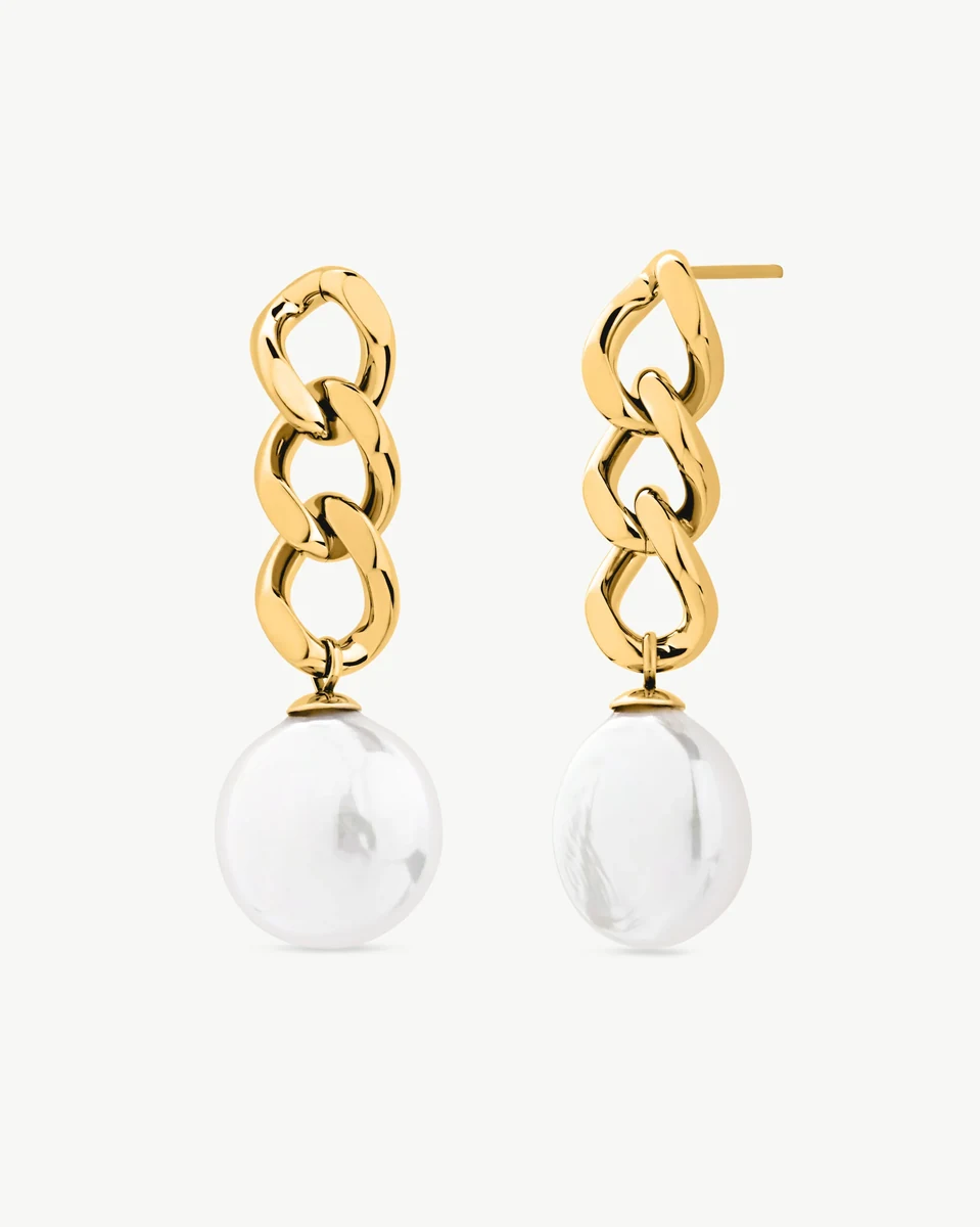 Vue de face des boucles d'oreilles à chaîne dorée et perle ovale sur fond blanc.