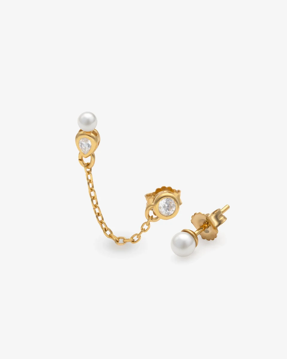 Frontansicht der asymmetrischen Ohrringe mit Perlen und Kette auf weißem Hintergrund.