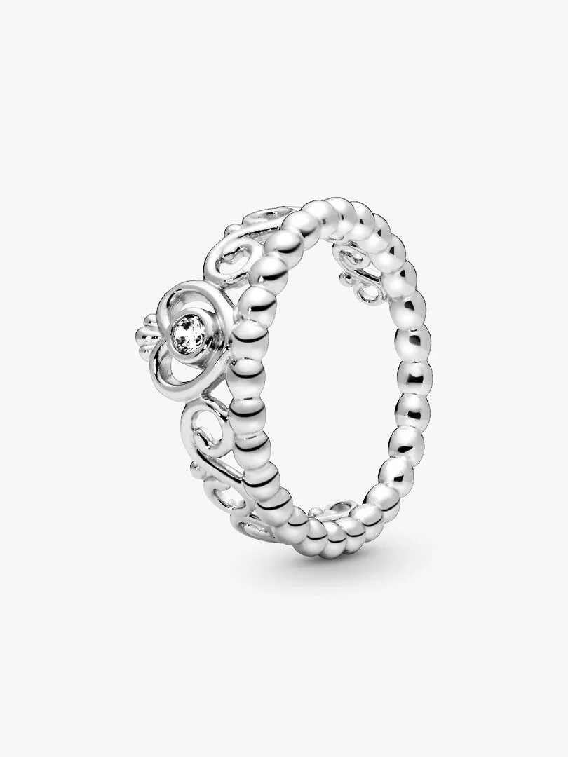 Zilveren ring met kralenband, zijwaarts aanzicht op een witte achtergrond.