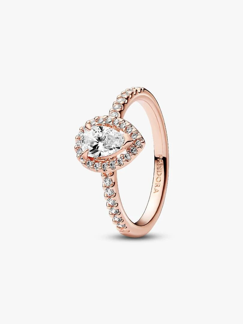 Bague en or rose avec pierre en forme de poire et halo, vue de profil sur fond blanc.
