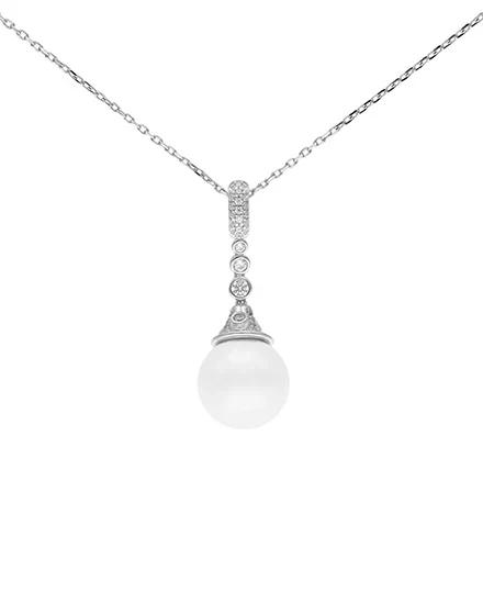 Vue frontale du collier avec pendentif en perle et zircons sur fond blanc.