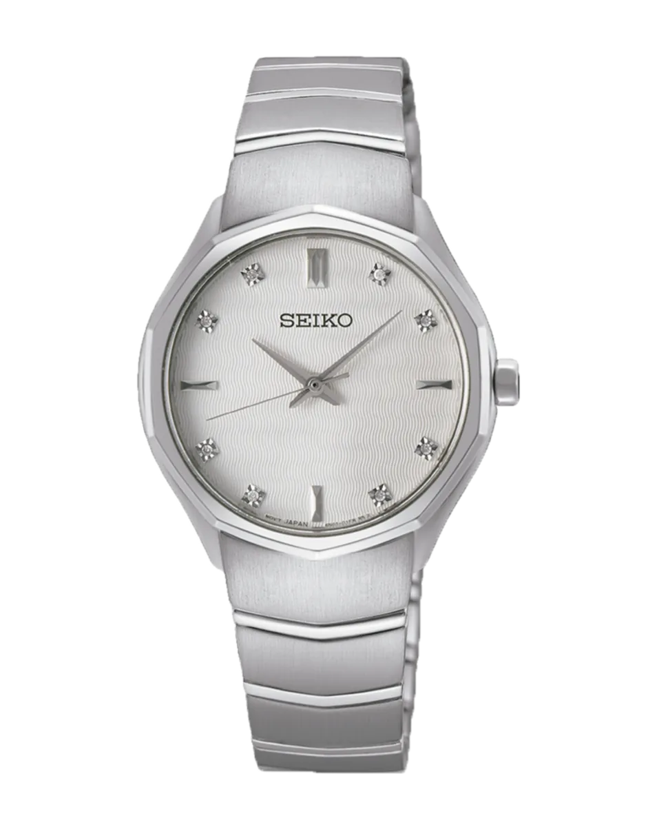 Vista frontal completa de reloj de acero plateado sobre fondo blanco.