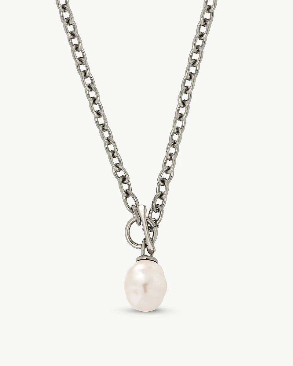 Halskette mit Barockperlen-Anhänger, Frontansicht auf weißem Hintergrund.