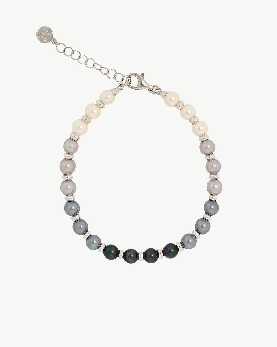 Bovenaanzicht van een gradiënt parelarmband in een cirkelvormige compositie op een witte achtergrond met sluiting.