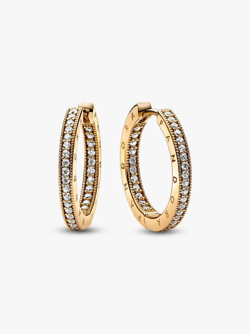 Paar goldfarbene Creolen mit Zirkonia, Frontansicht auf weißem Hintergrund.