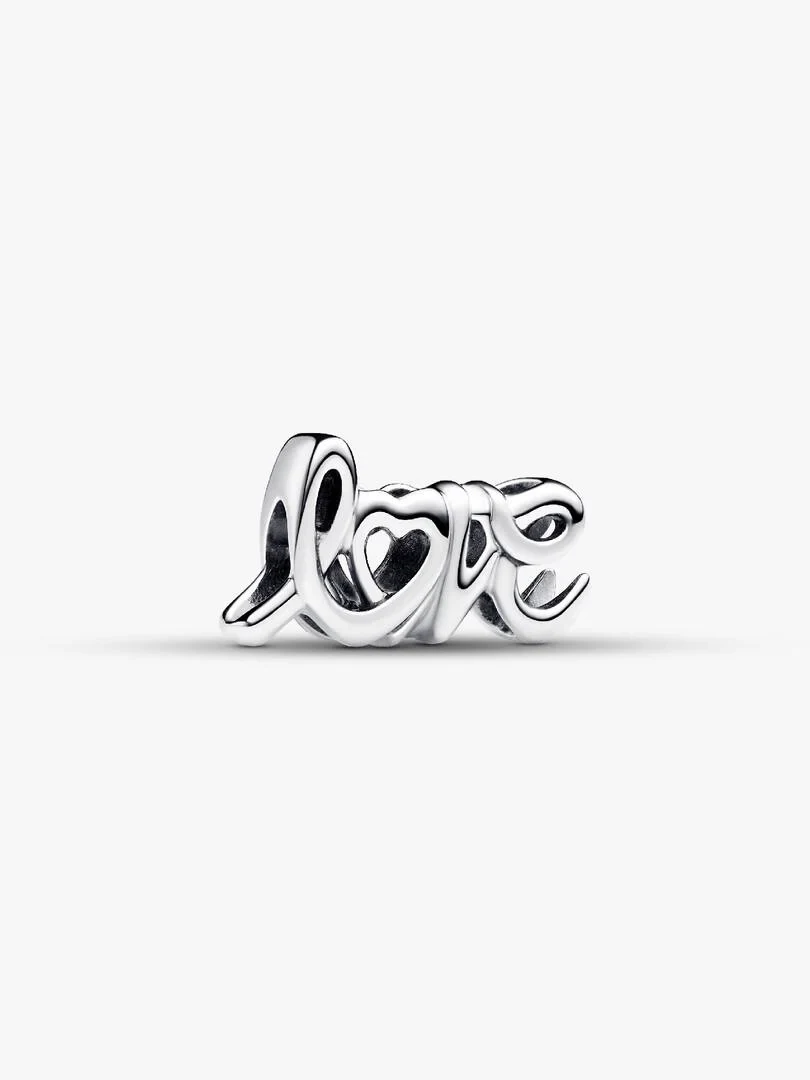 Zilveren charm met het woord 'love' in sierlijke letters, zijaanzicht op een witte achtergrond.