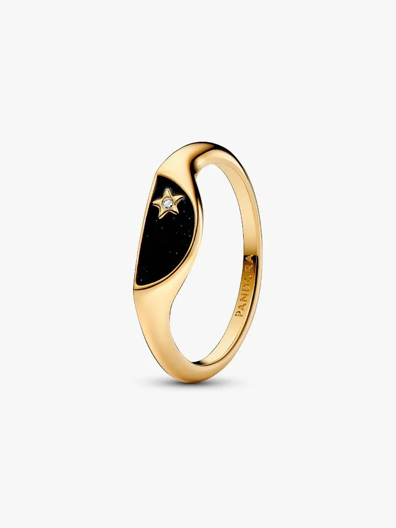 Anillo visto en ángulo de tres cuartos sobre fondo blanco, resaltando el detalle del esmalte negro y la estrella.