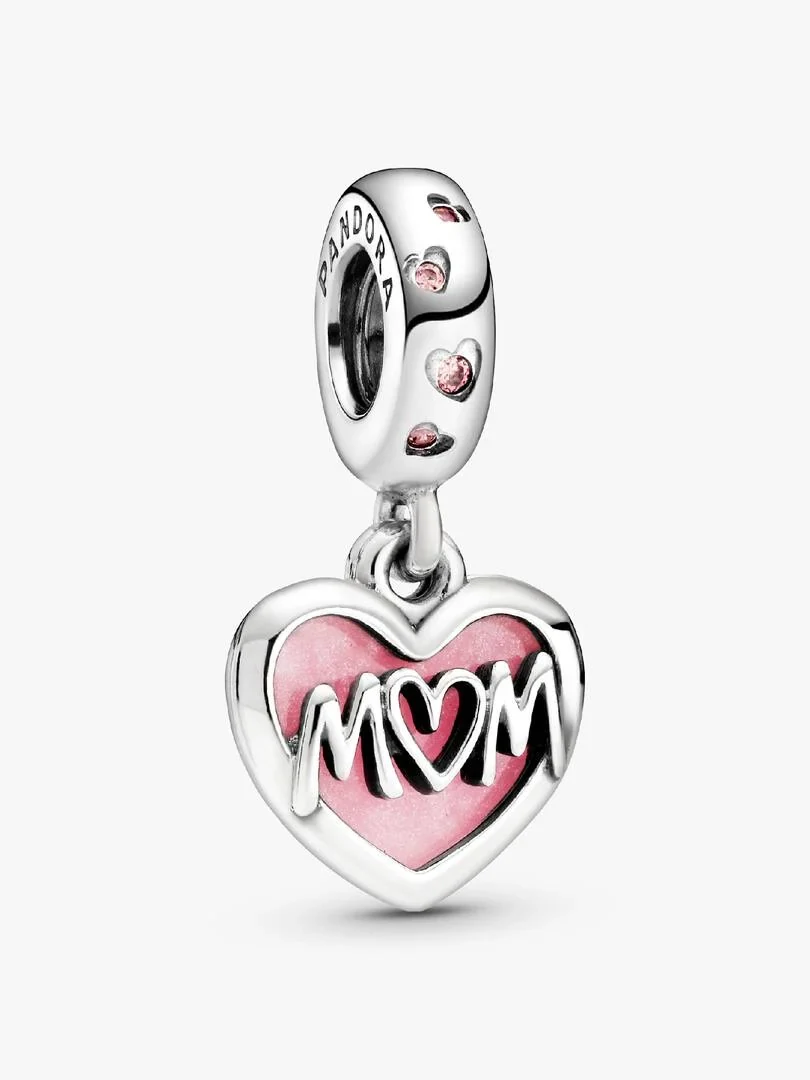 Charm colgante de corazón con esmalte rosa y grabado 'MOM', vista frontal sobre fondo blanco.