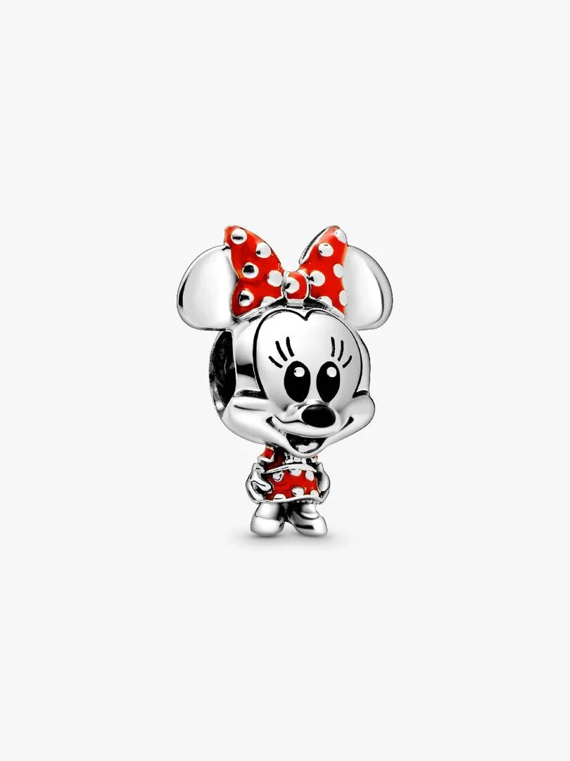 Charm de Minnie Mouse visto de frente, detalle del esmalte rojo y blanco, fondo blanco neutro.