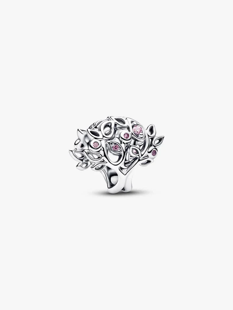 Charm de árbol en plata con detalles de filigrana y piedras rosas, vista frontal sobre fondo blanco.