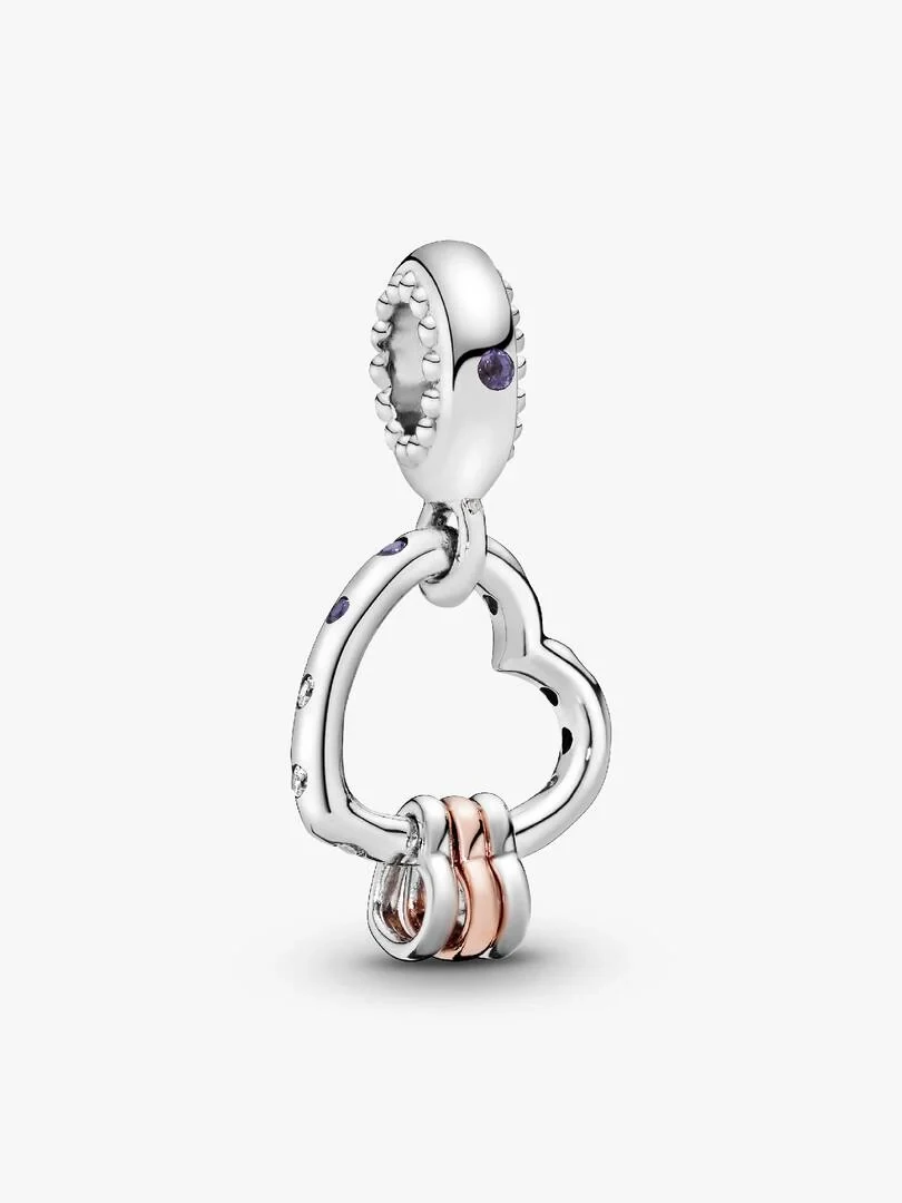 Charm cœur en argent avec détails en or rose et cristaux violets, vue de face sur fond blanc.