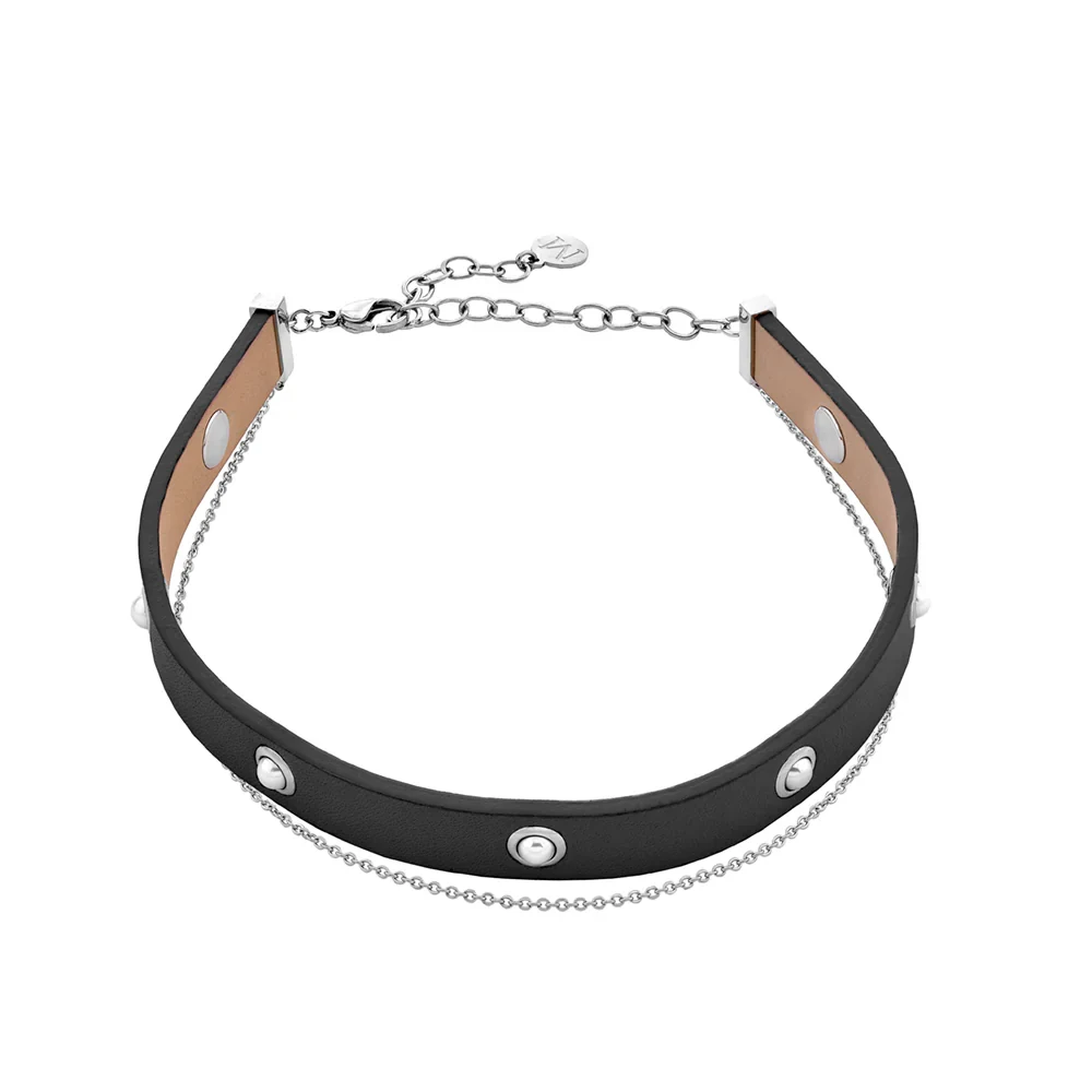 Choker en cuir noir avec perles et chaîne, vue de face sur fond blanc.