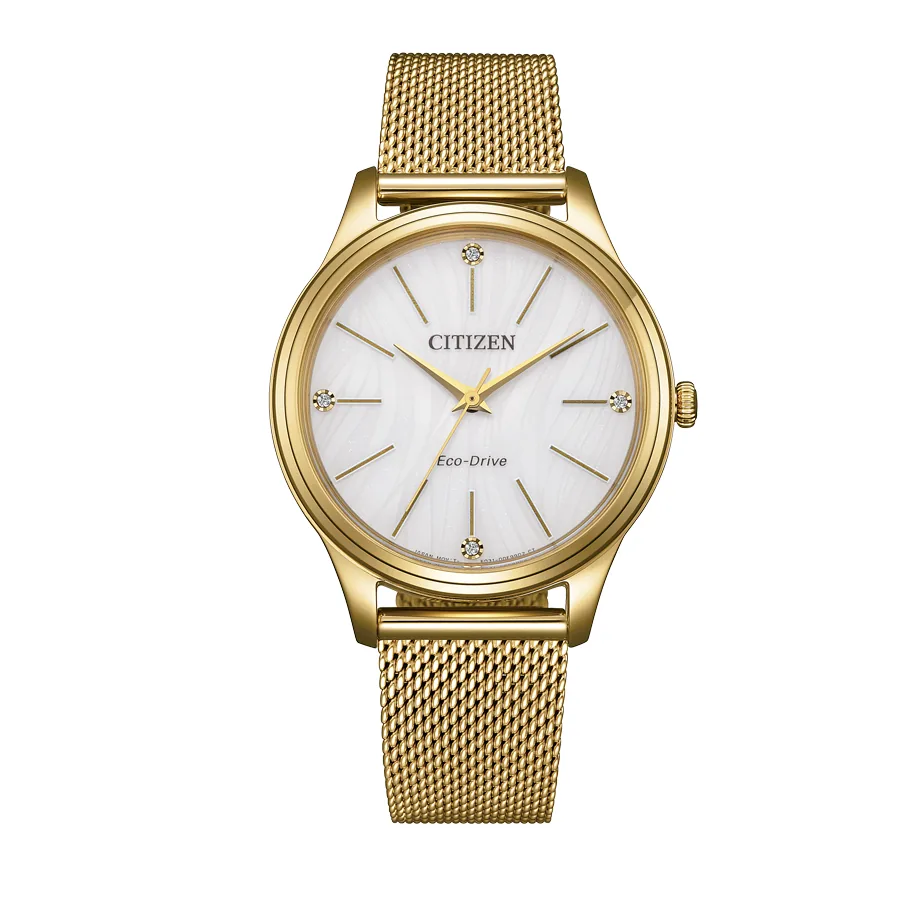 Vista frontal completa del reloj sobre fondo blanco, con brazalete de malla milanesa dorada y esfera blanca.