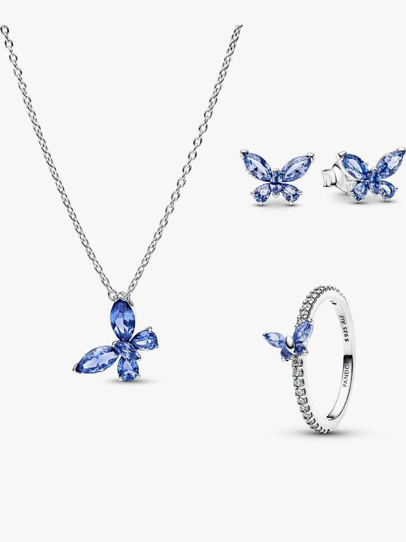 Blauwe vlinder set met ketting, oorbellen en ring op een witte achtergrond.