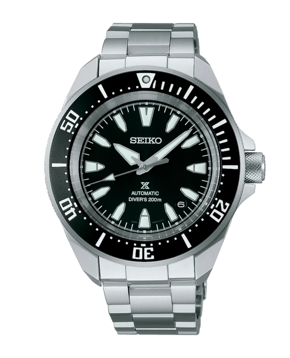 Vista frontal del reloj centrado sobre fondo blanco, detalle de la esfera negra y brazalete de acero.