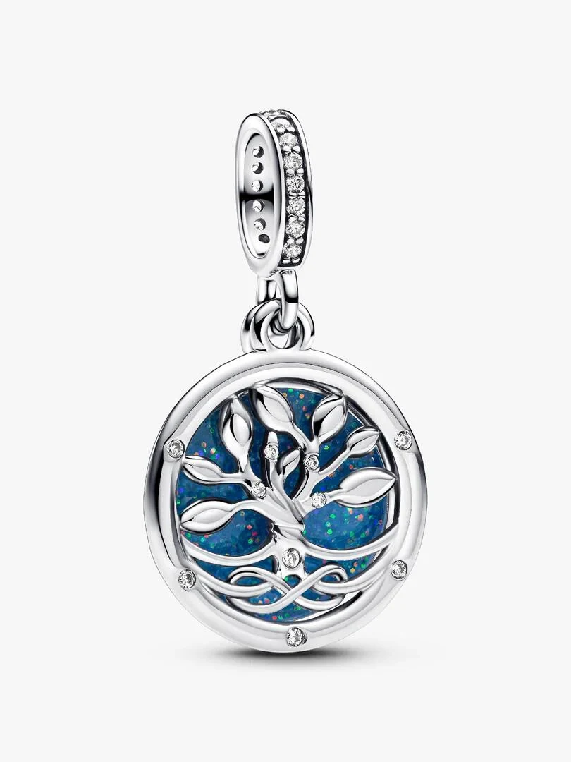 Vooraanzicht van een ronde charm met boomontwerp op een witte achtergrond, gecentreerde opname.