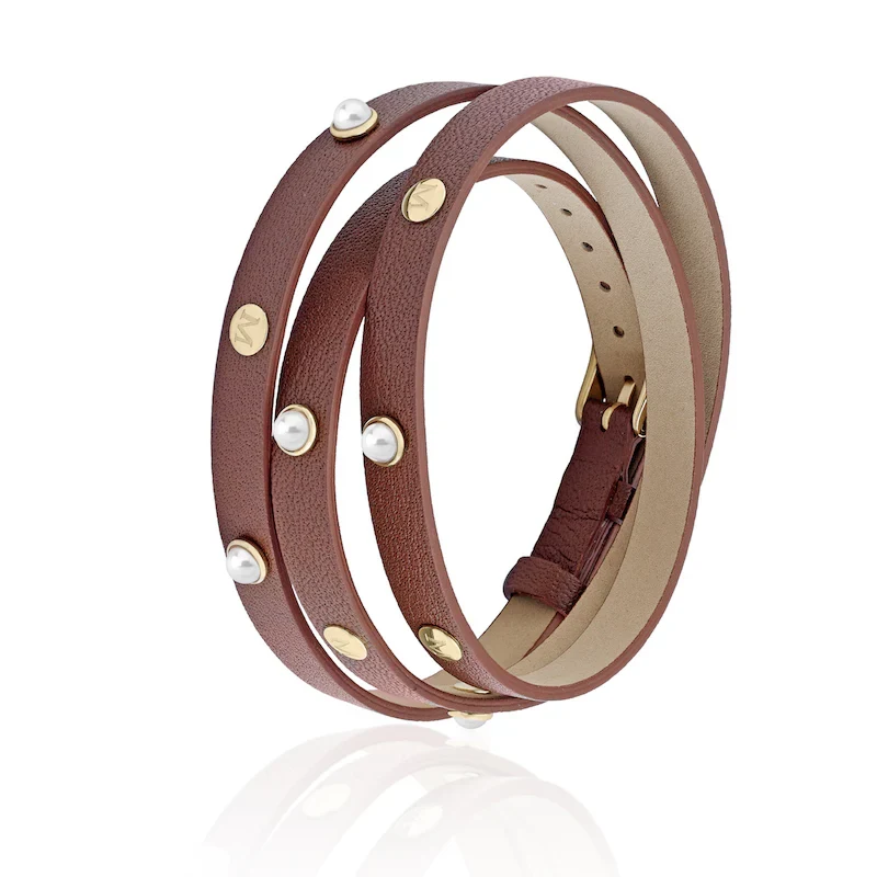 Braunes Lederarmband in Spiralform auf weißem Hintergrund, Seitenansicht mit Perlen und goldfarbenem Stahl.