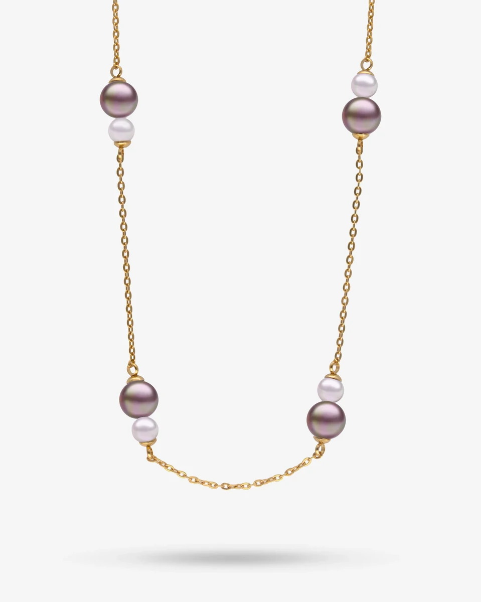 Goldene Halskette mit Perlenpaaren, vollständige Frontansicht auf weißem Hintergrund.