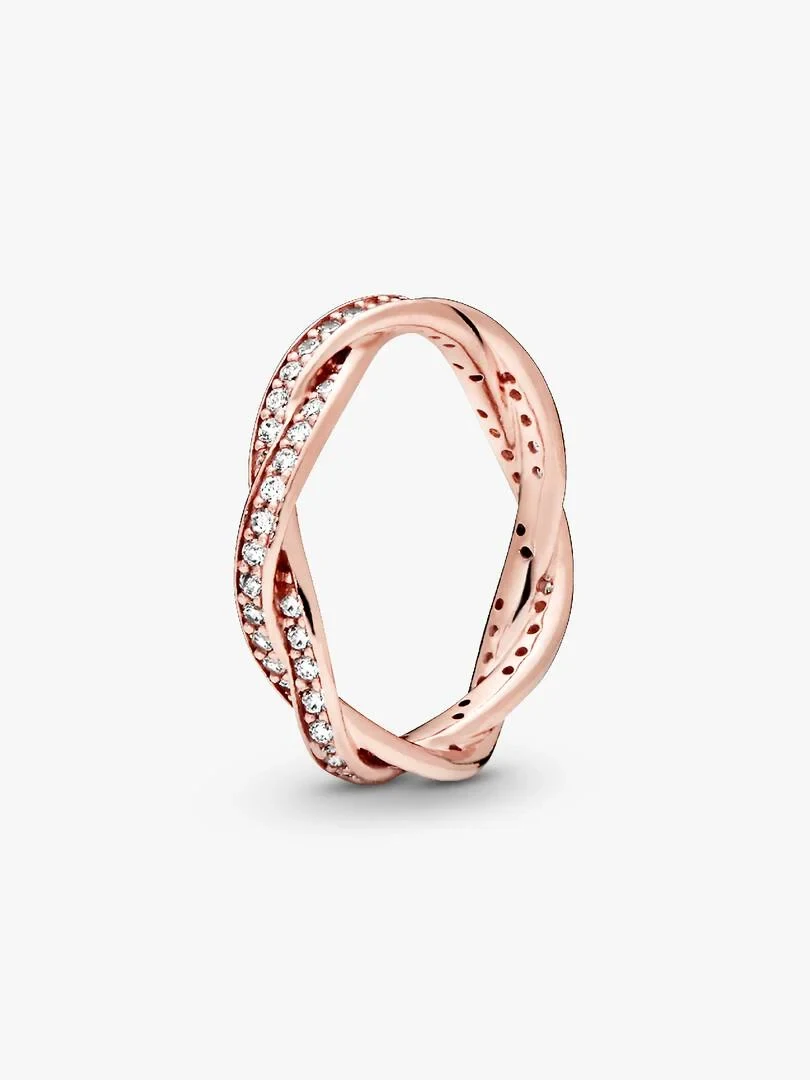 Anillo de banda trenzada en oro rosa con circonitas, vista lateral en ángulo sobre fondo blanco.