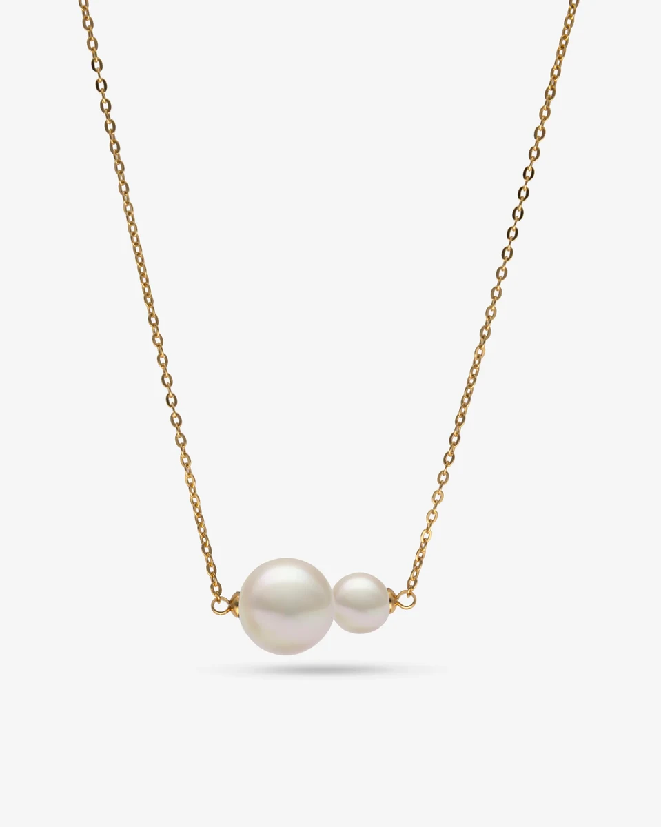 Collier à chaîne fine avec deux perles blanches, vue de face sur fond blanc pur.