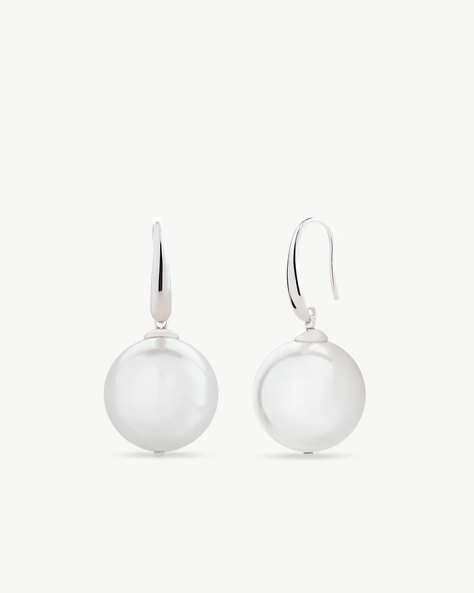 Paire de boucles d'oreilles en perles blanches avec crochets en argent, vue de face sur fond blanc.