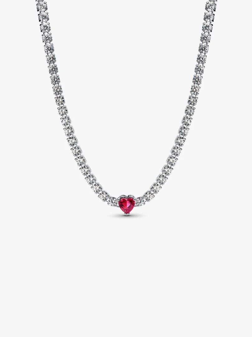 Collier en argent avec pendentif cœur rouge central, vue de face sur fond blanc.