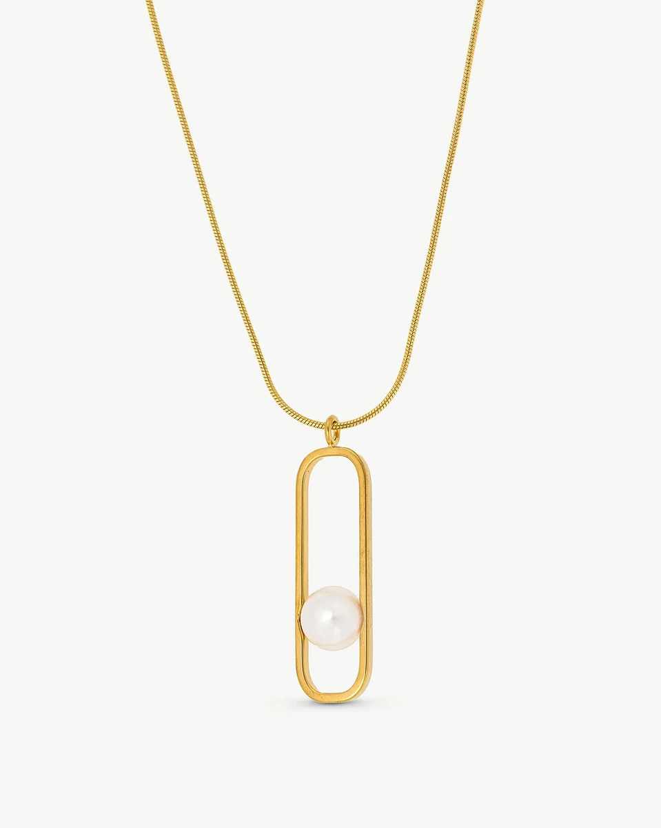 Gouden ovaal hanger ketting met witte parel, vooraanzicht op een witte achtergrond.