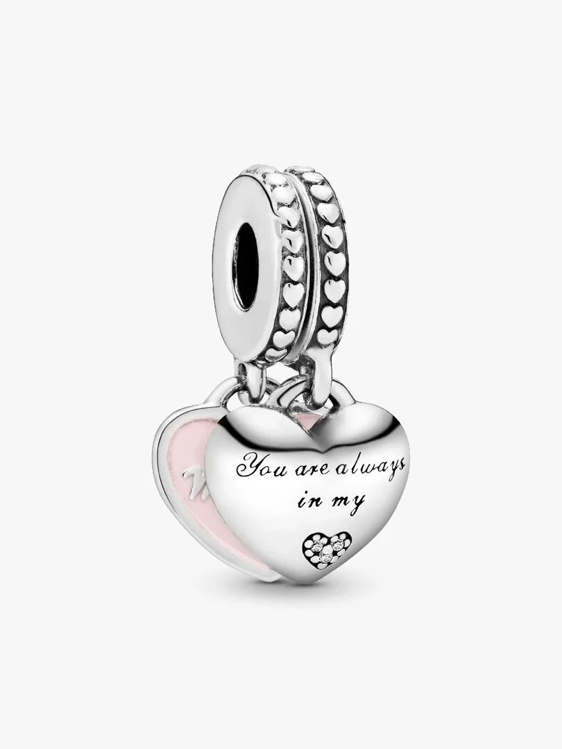 Vue de face des charms en forme de cœur, angle légèrement plongeant, fond blanc pur.