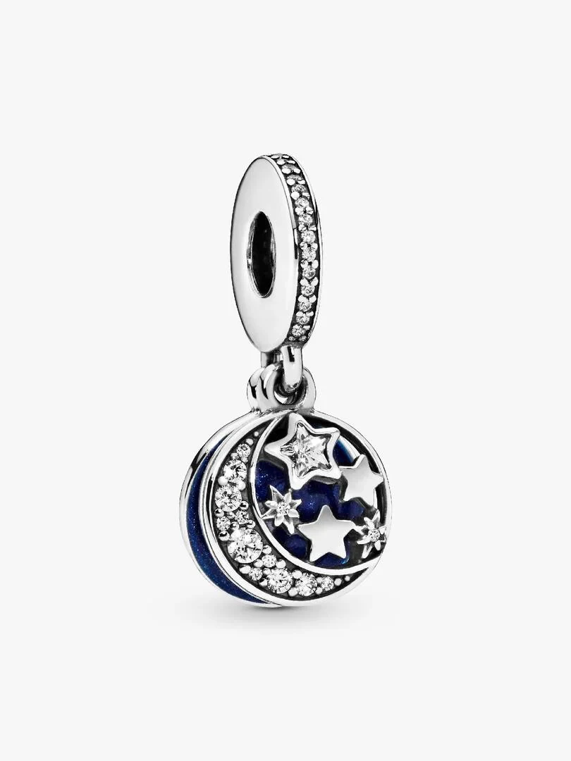 Charm pendent en argent avec émail bleu et zircons, vue de face sur fond blanc.