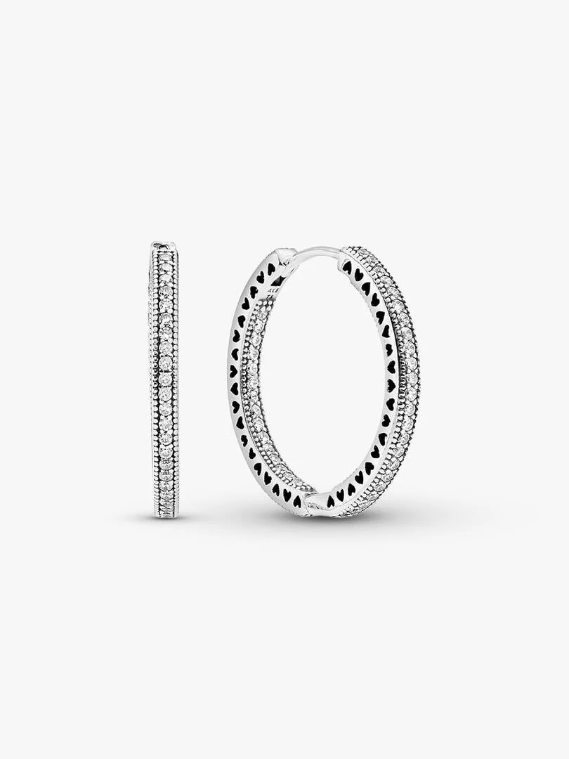 Pendientes de aro de plata con detalles de corazones, vista frontal y lateral sobre fondo blanco.