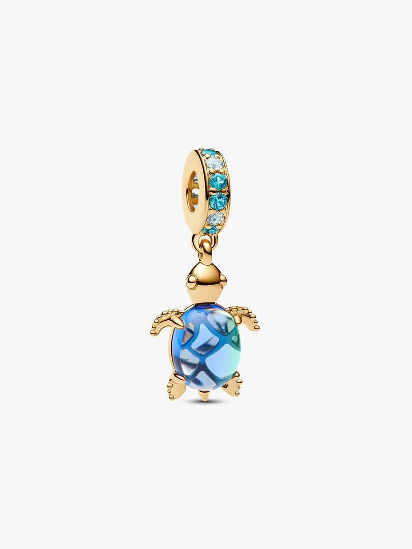 Charm tortue marine avec carapace en verre bleu, vue de face sur fond blanc.