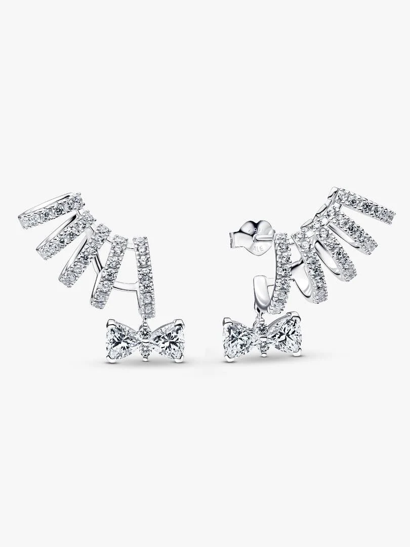 Paire de boucles d'oreilles montantes avec nœuds en zircon, vue de face sur fond blanc.