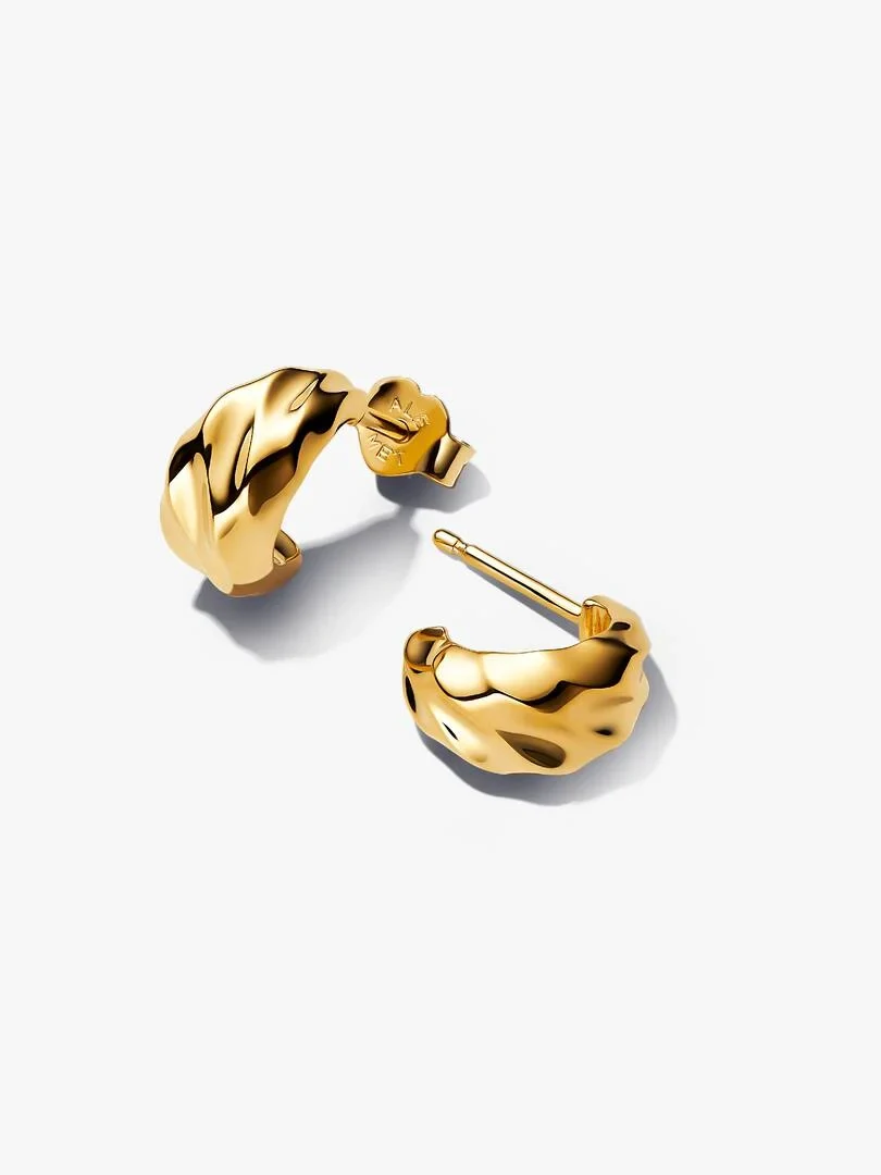 Paar wellenförmige vergoldete Creolen, Frontansicht auf weißem Hintergrund.