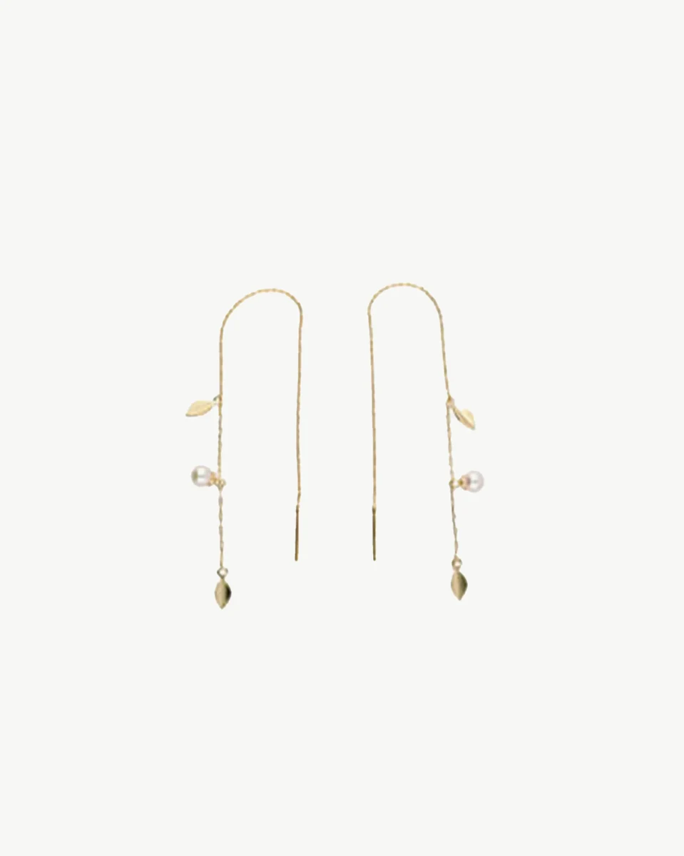 Paar lange kettingoorbellen met parels, vooraanzicht op een neutrale witte achtergrond.