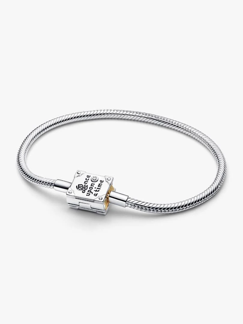 Vue de dessus du bracelet chaîne serpent avec fermoir livre gravé, sur fond blanc.