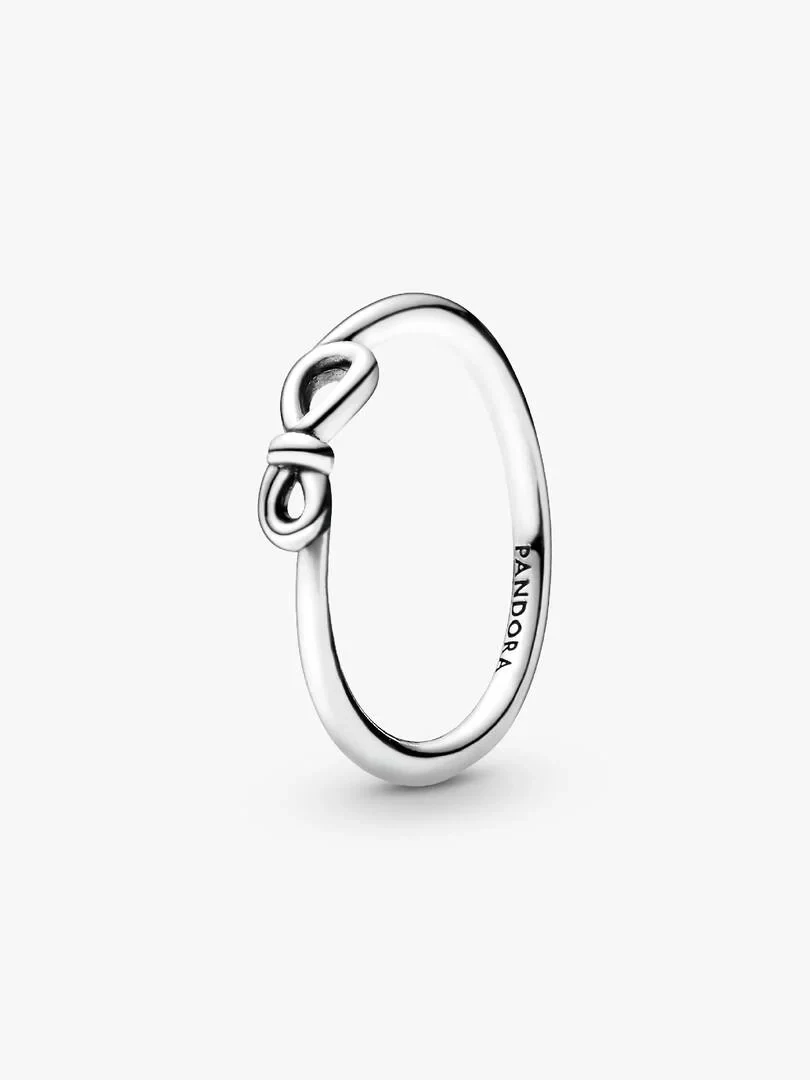 Bague nœud infini en argent, vue de profil en angle sur fond blanc.